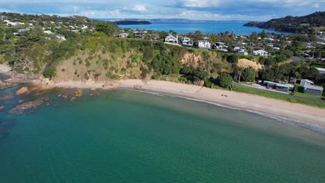 Océano-Turquesa-Y-Costa-Arenosa-De-La-Gran-Playa-De-Oneroa-En-Auckland,-Nueva-Zelanda---Disparo-Aéreo-De-Drones