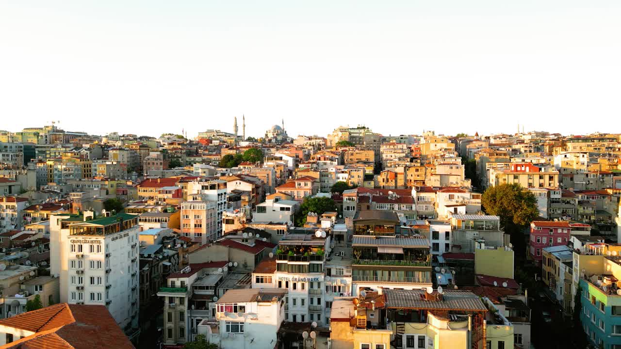İstanbul'da Gün Batımında İşlek Sokakların Sinematik Drone Çekimi