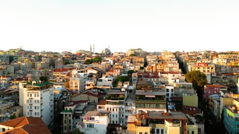 toma cinematográfica de un avión no tripulado de una concurrida calle en estambul al atardecer