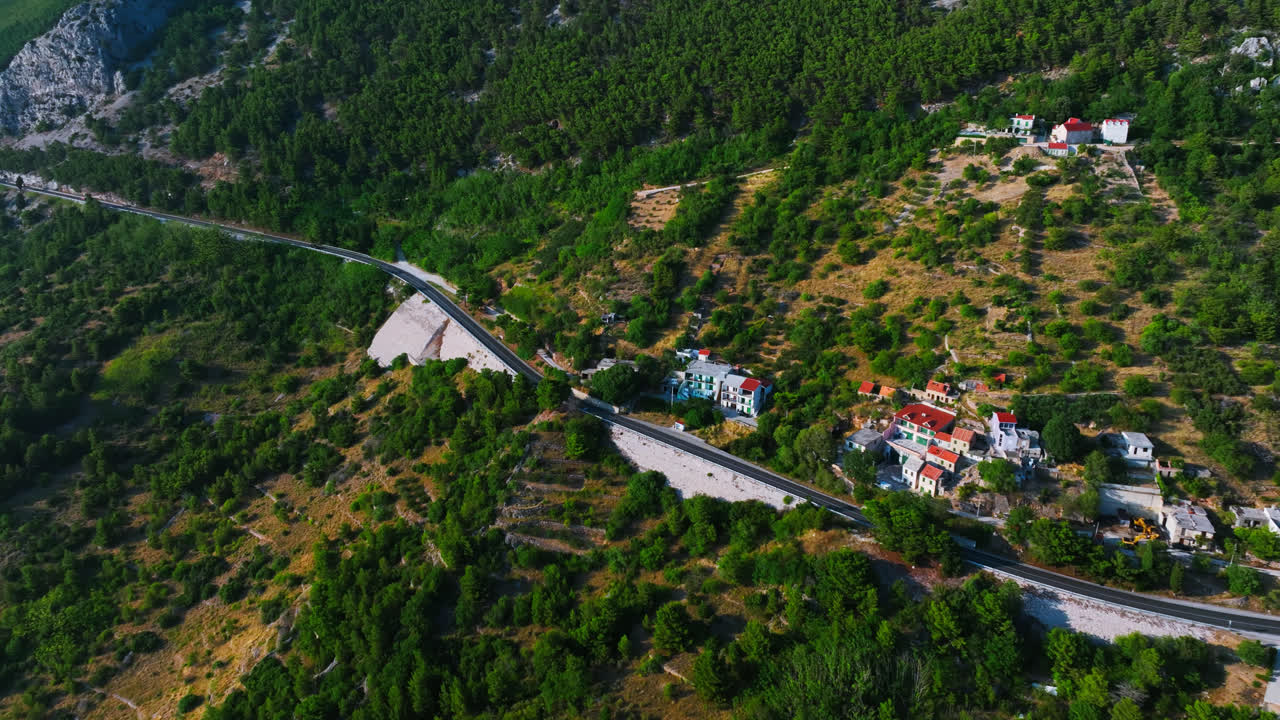 Hırvatistan'daki Makarska rivierası kıyısındaki D8 yolunun drone ile takibi