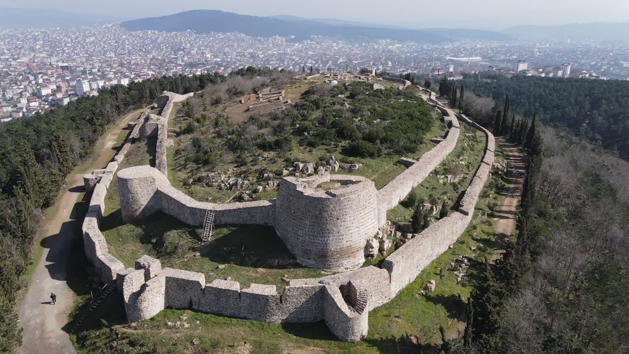 drone aéreo ciudad histórica medieval bizancio