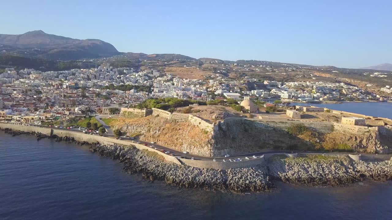 volando alrededor de la antigua fortezza rethymno construida veneciana en creta grecia