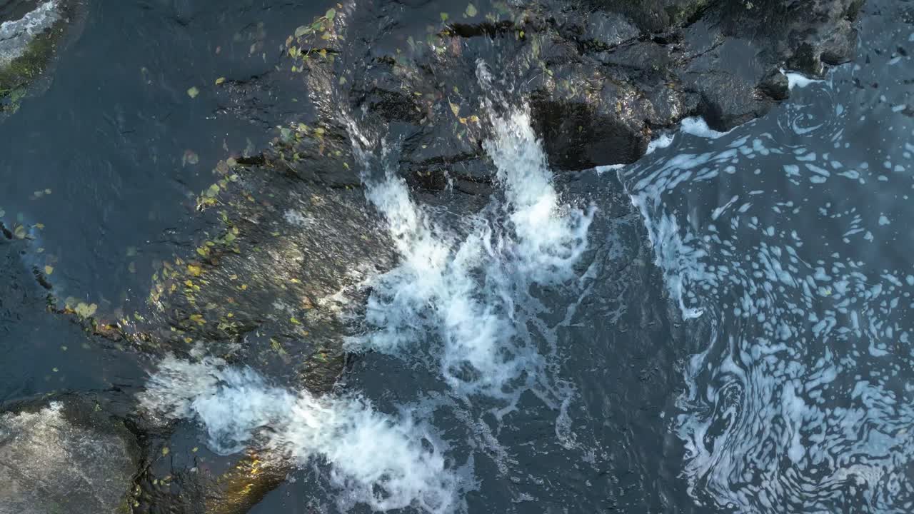 Vista dall'alto del Rio Anllóns che scorre sulle rocce a Ponteceso, La Coruña, Galizia, Spagna