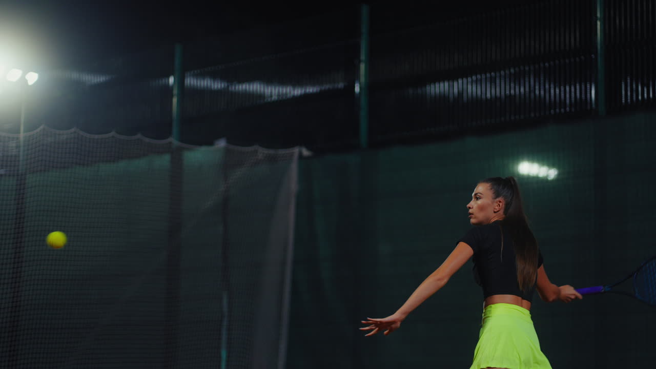 밤에 테니스를 하는 여자