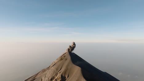 Video-Aéreo-Del-Volcán-De-Fuego-En-Erupción-En-Guatemala-Cerca-De-Antigua-Durante-El-Amanecer