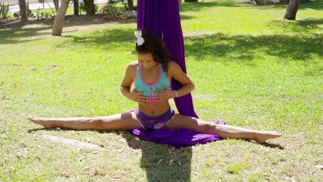 agraciado bailarín acrobático haciendo ejercicio