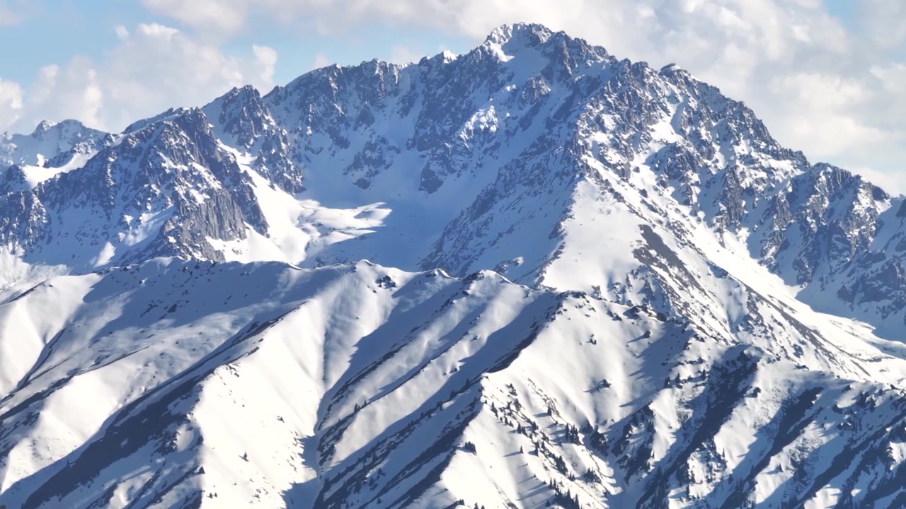 Ampio panorama aereo di un'alta catena montuosa coperta di neve. Jyrgalan, Kirghizistan. Inverno