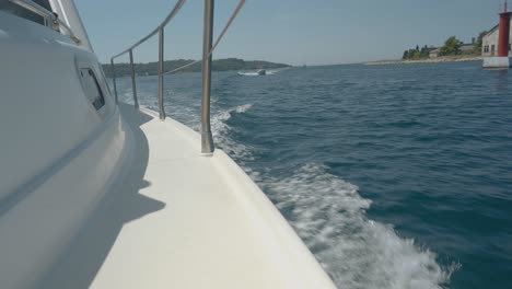 vista desde el costado de un bote a toda velocidad rompiendo las olas