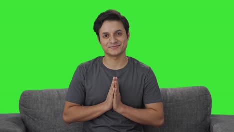 Glücklicher-Indischer-Mann,-Der-Namaste-Green-Screen-Macht