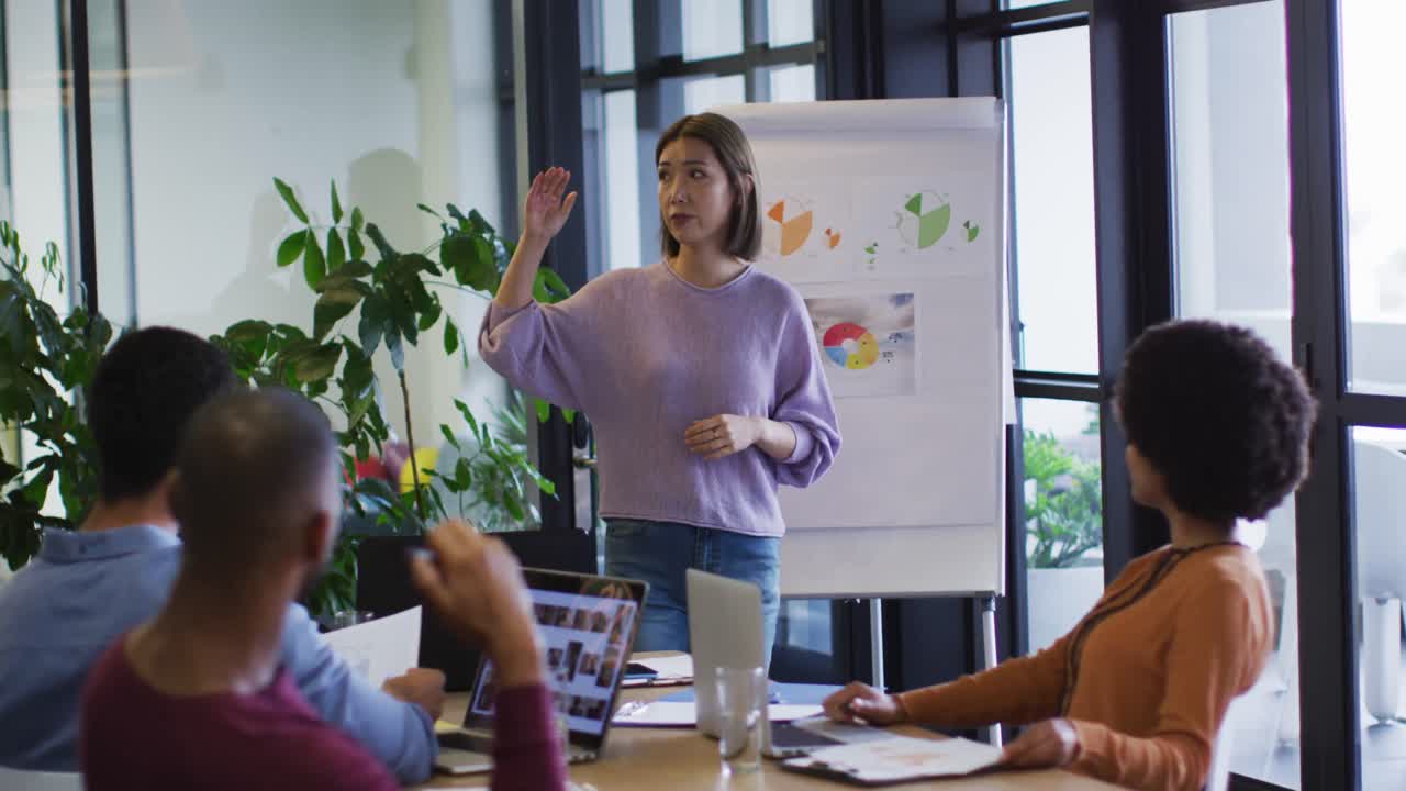 diversas personas de negocios sentadas escuchando una presentación en la oficina