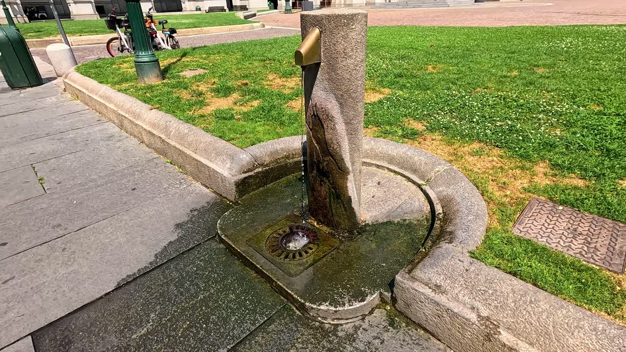 el agua fluye de una fuente de piedra