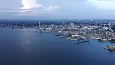 Panoramic-View-Of-PT-Pertamina-Oil-Refinery-Plant-In-Balikpapan-Port,-Kalimantan,-Indonesia---Drone-Shot