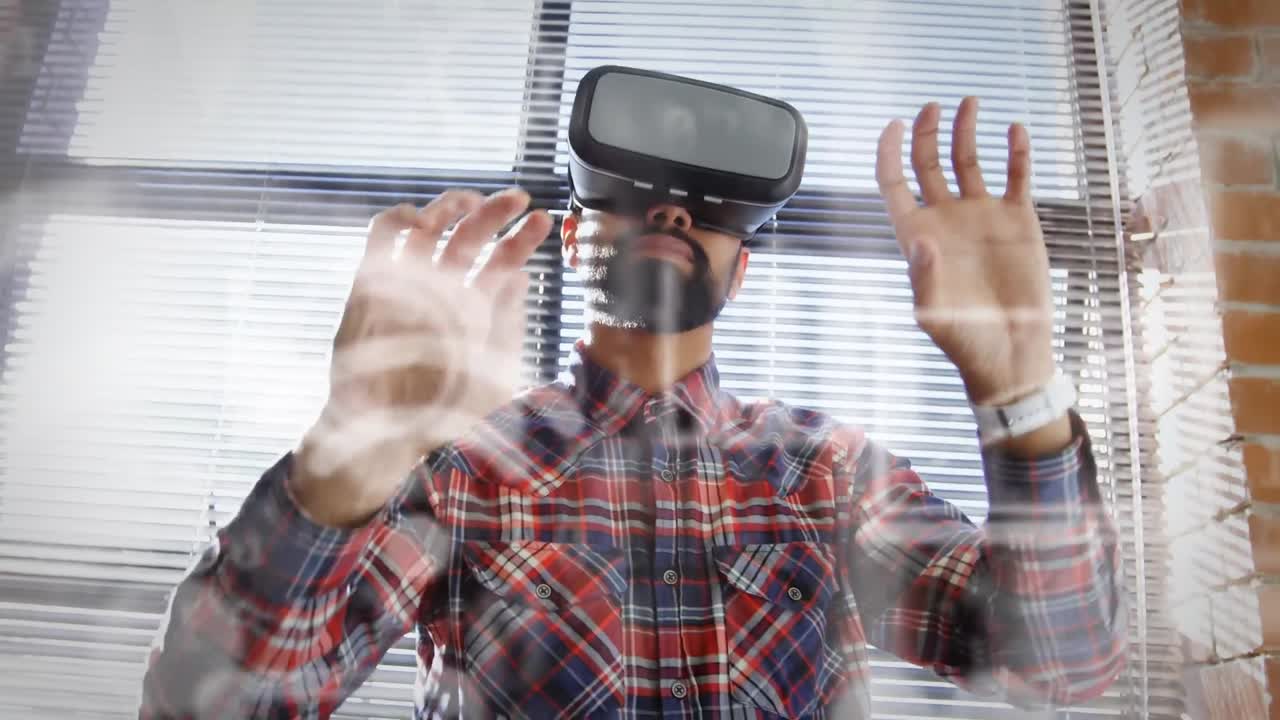 animación de iconos de las redes sociales sobre hombre de raza mixta que usa auriculares vr