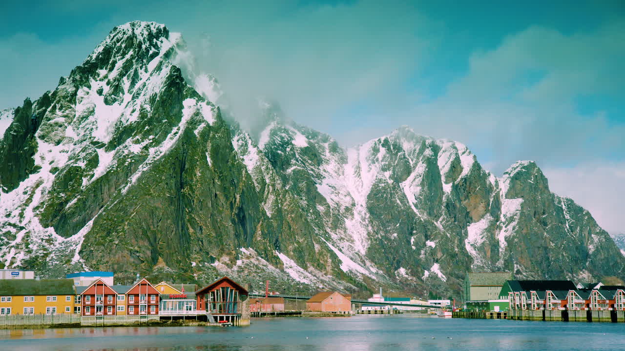 물가의 멋진 로포텐-스볼베르 아파트