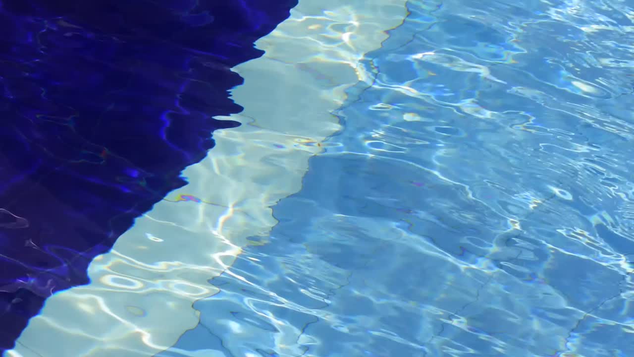 agua de la piscina de olas con alfombra azul y reflejo de rayas