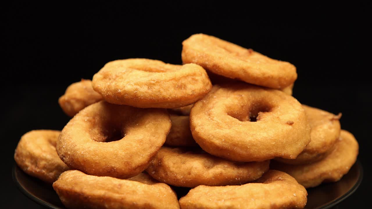 rotación: una pila de las rosquillas rotación en un fondo negro