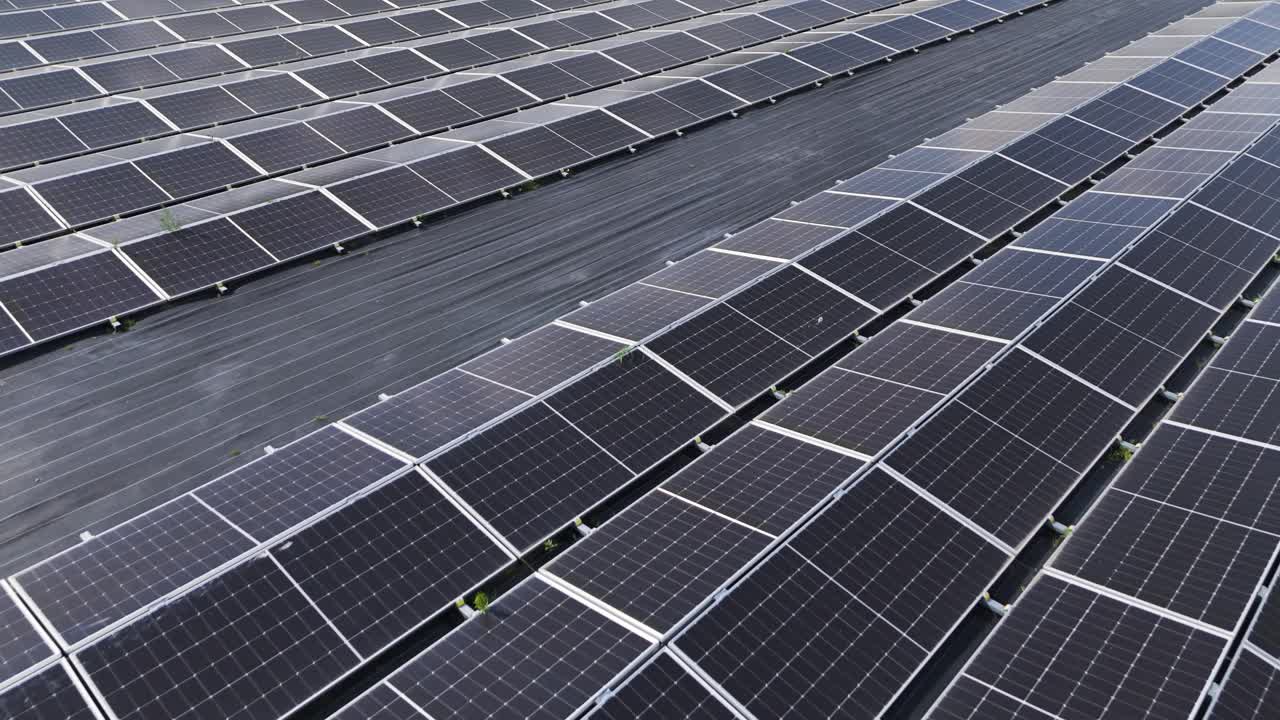 Primo piano aereo di pannelli solari installati su un tetto, che catturano energia pulita dalla luce solare. Simbolo di energia rinnovabile, sostenibilità e tecnologia verde