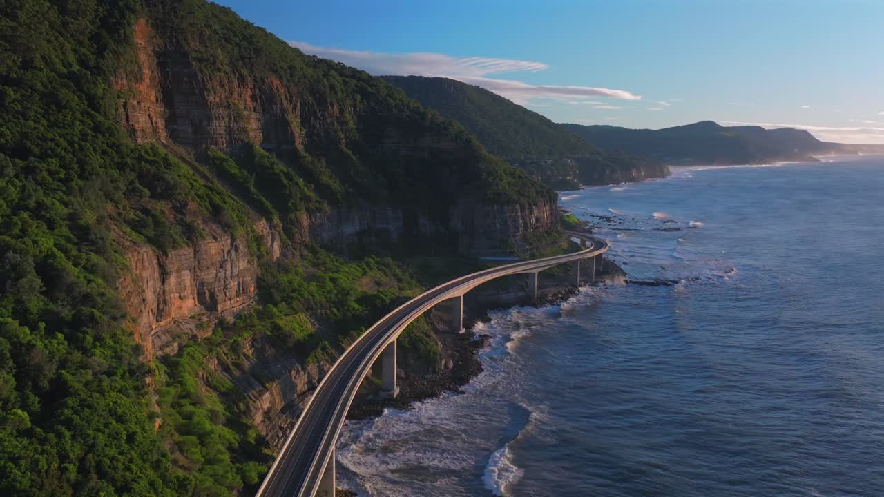선라이즈 시클리프 브릿지 (sunrise sea cliff bridge) 는 상징적인 유명 스탠웰 파크 (stanwell park) 의 자동차로 물결을 몰고 다니는 오스트레일리아 남서부 해안의 풍경, 로열 내셔널 파크 (royal national park) 와 울롱롱 (wollongong), 콜클리프 (coal cliff), 이아와라 (iowa), 시드니 (sydney