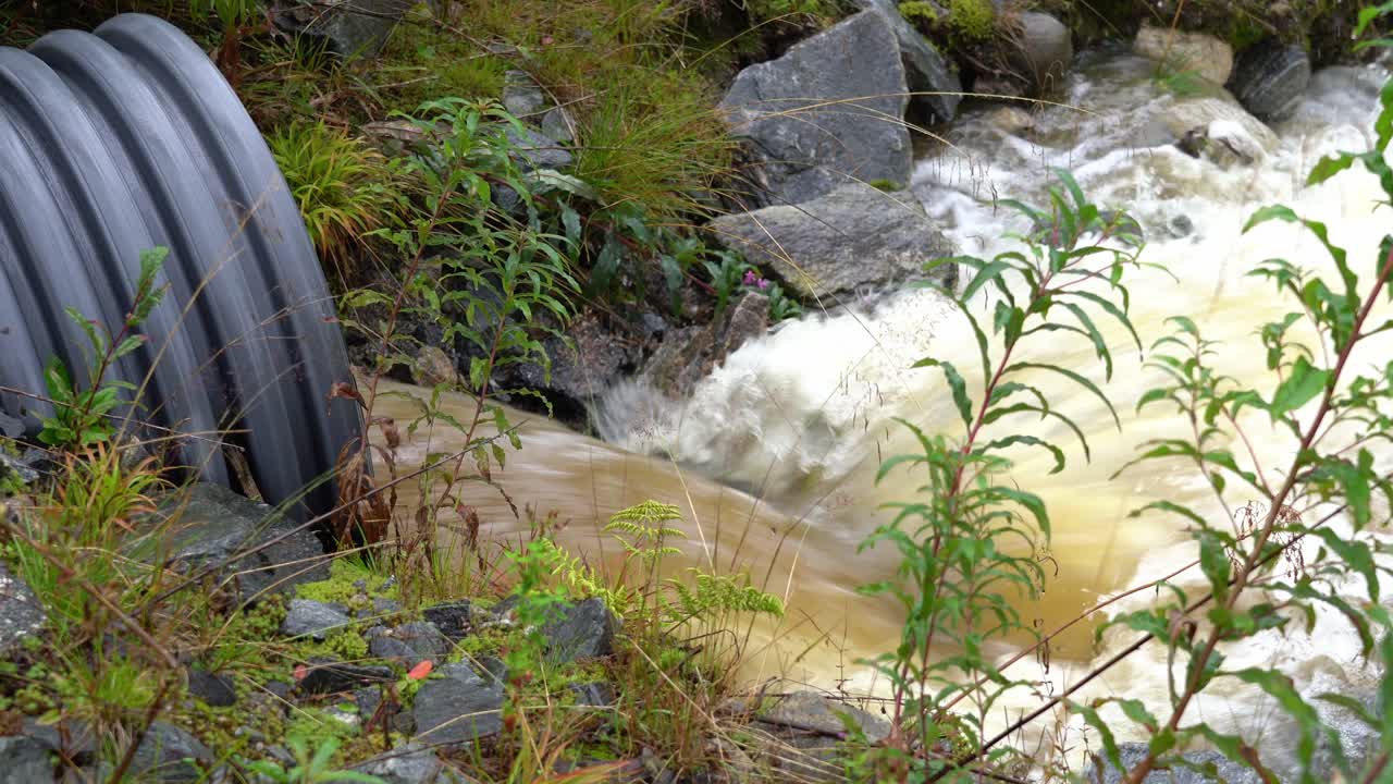 노르웨이 의 홍수 중 배수관 에서 은 갈색 물 이 흘러 나온다 - 근접 사진