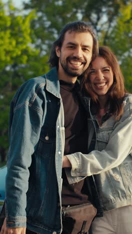 pareja feliz abrazándose al aire libre
