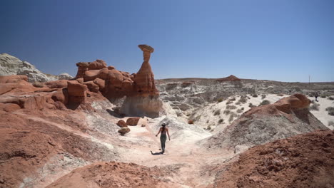 Parte-Posterior-De-Una-Mujer-Solitaria-En-El-Sendero-Toadstool-Hoodoos,-Utah,-EE.UU.,-Cámara-Lenta