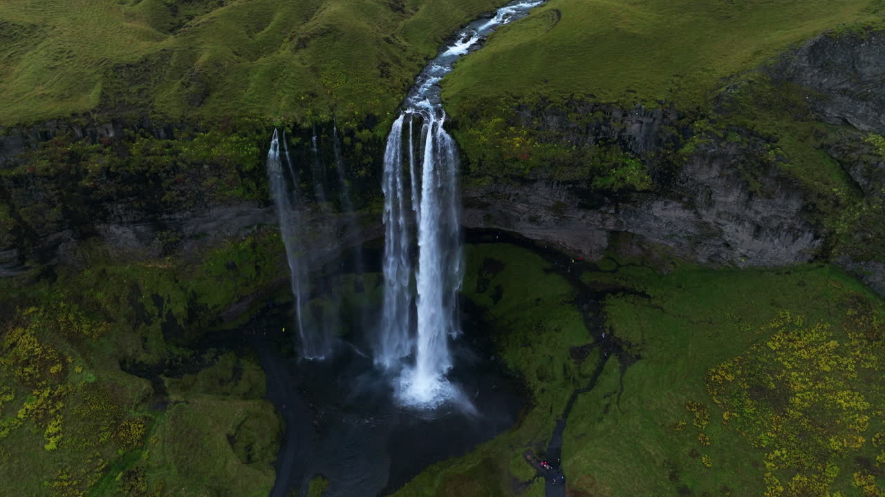 catarata de seljalandsfoss en el río seljalands con paisaje verde en islandia