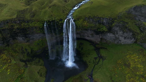 Seljalandsfoss-Wasserfall-Im-Seljalands-Fluss-Mit-Grüner-Landschaft-In-Island