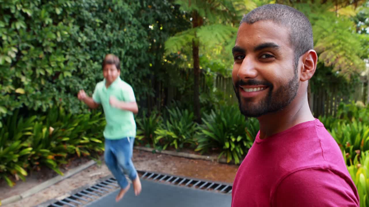 트램폴린 4k에 뛰어다니는 소년