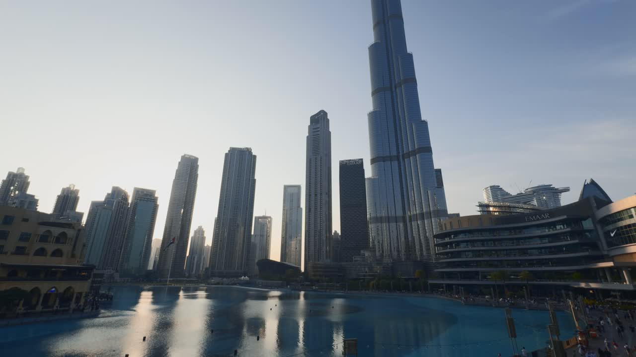 Skyline di Dubai con il Burj Khalifa e la fontana
