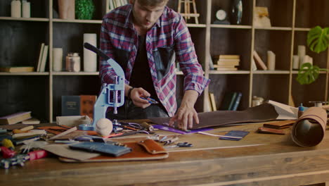 fabricante de cuero que trabaja en un pequeño taller