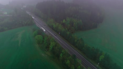 Verkehr-Auf-Einer-Geraden-Straße,-Vorbei-An-Autos-Und-Lastwagen-Aus-Der-Luft