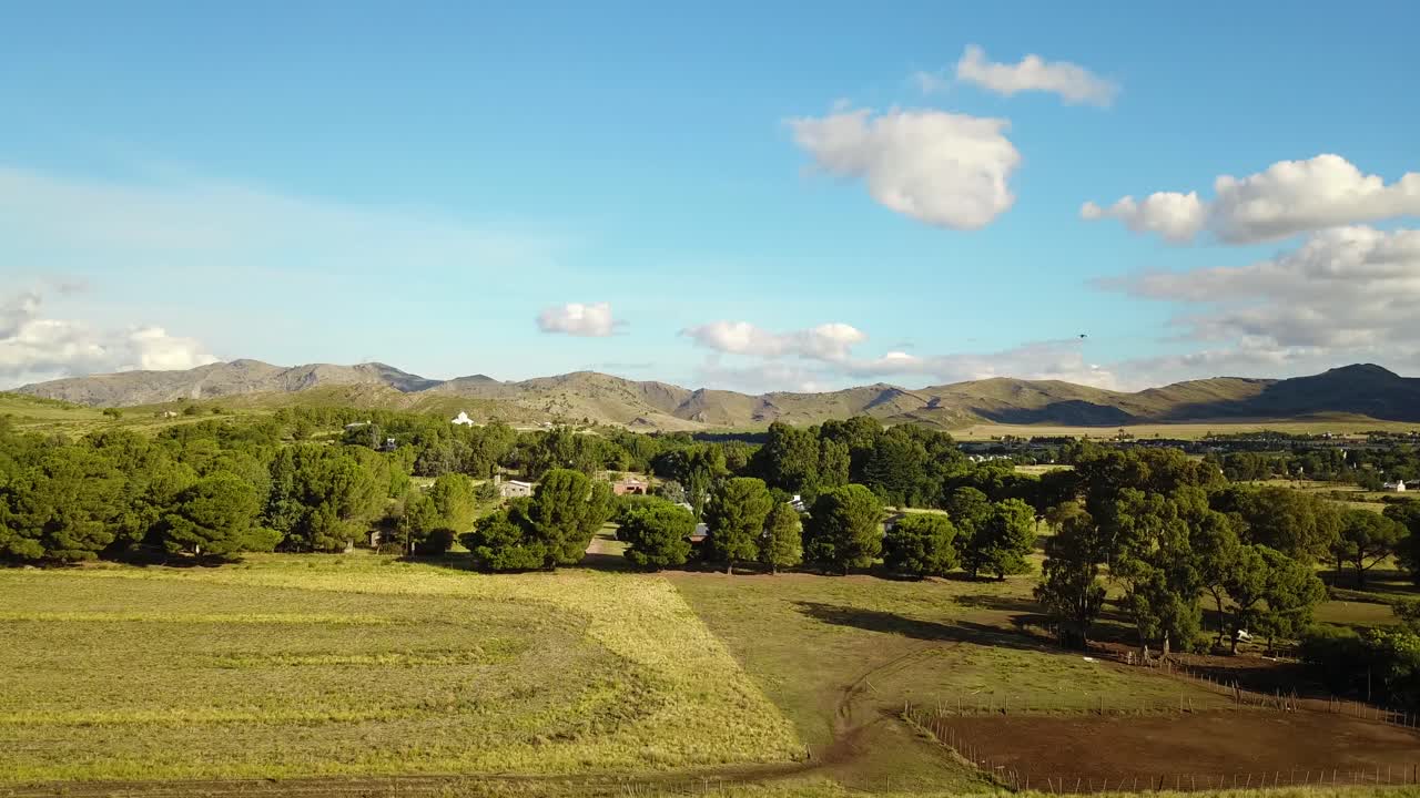casas rurales en un pueblo tranquilo rodeado de árboles verdes cuando hace buen tiempo
