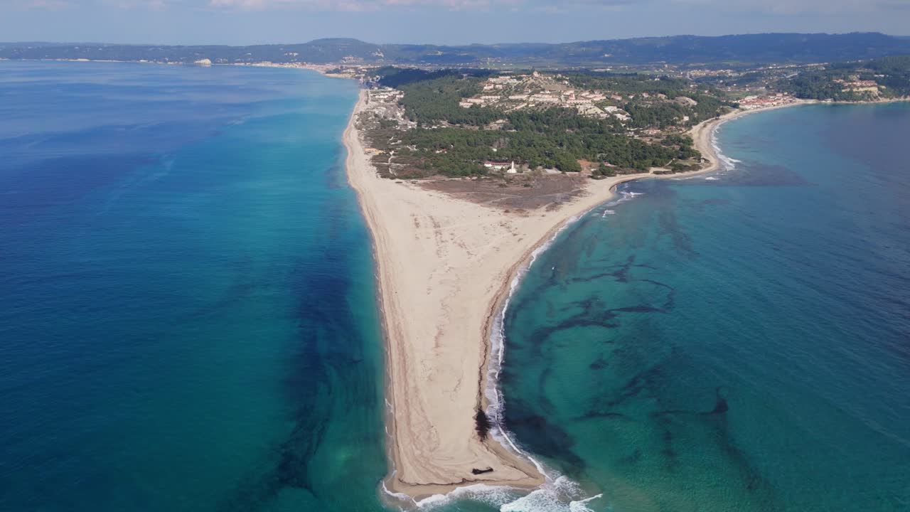 vista aérea de las olas del mar golpeando la playa de posidi con aguas cristalinas y costa arenosa en grecia