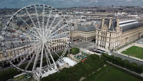 Pariser-Stadtbild-Aus-Der-Sicht-Einer-Riesenrad-Luftdrohne,-Die-Rückwärts-Fliegt