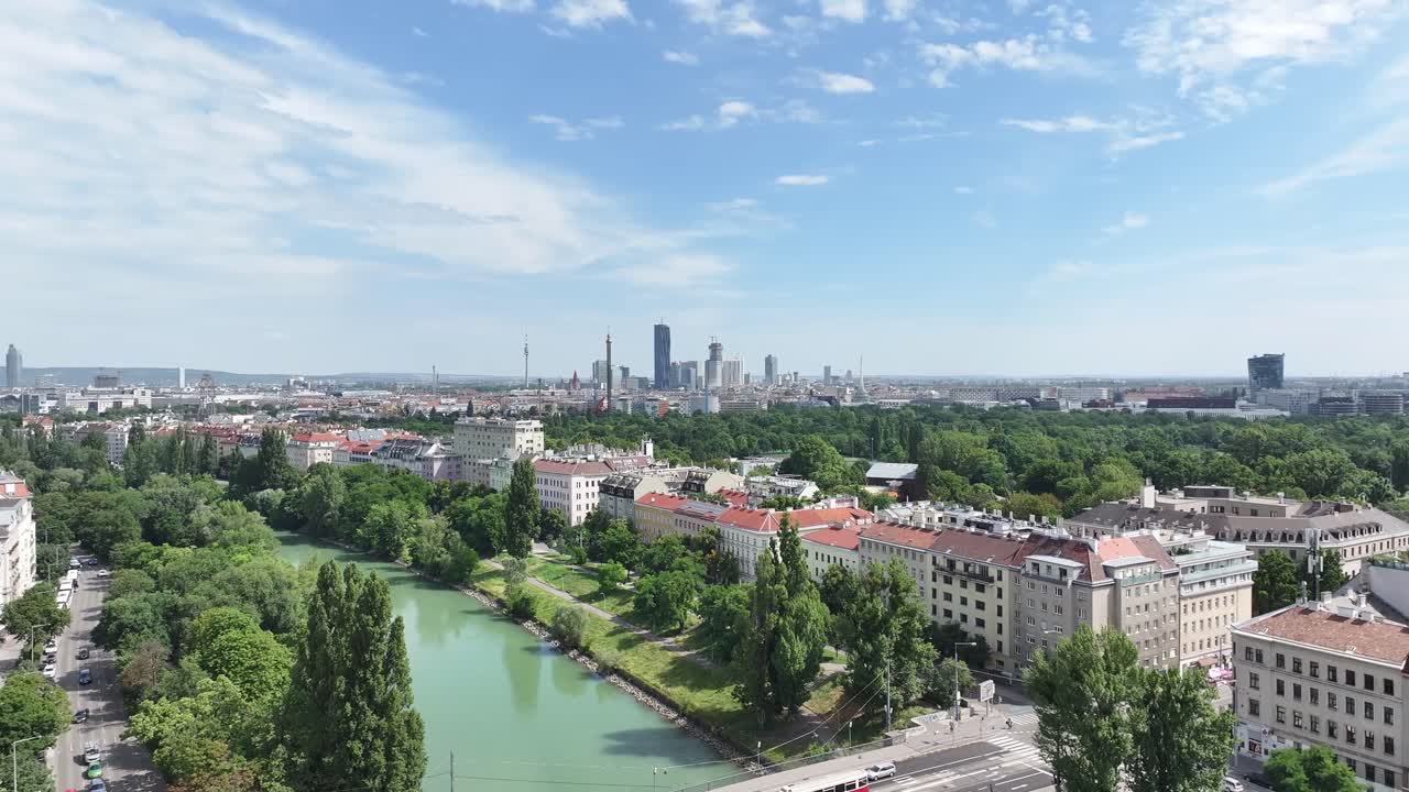 tranvía en el puente sobre el río y paisaje urbano pintoresco de viena, austria