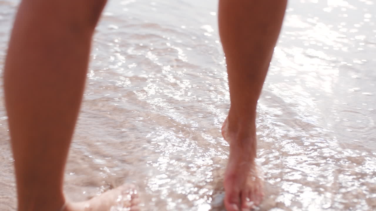 Relax, estate e piedi nell'acqua in spiaggia
