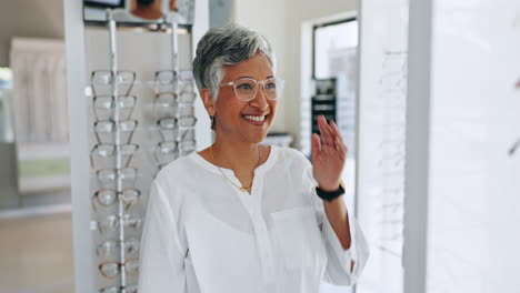 Gafas,-Compras-Y-Sonrisa-De-Mujer-Mayor