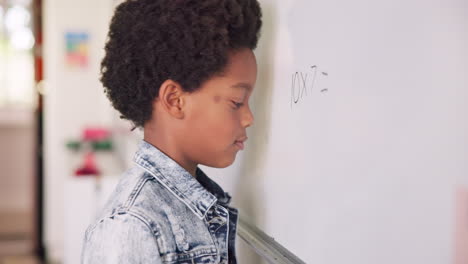clase de matemáticas, niño triste en la junta para la educación