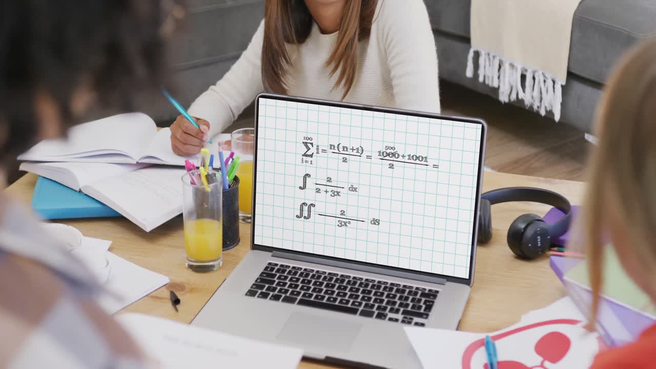 composición de estudiantes diversos en la computadora portátil aprendizaje en línea con matemáticas en la pantalla