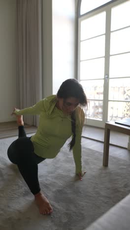 mujer estirándose en casa