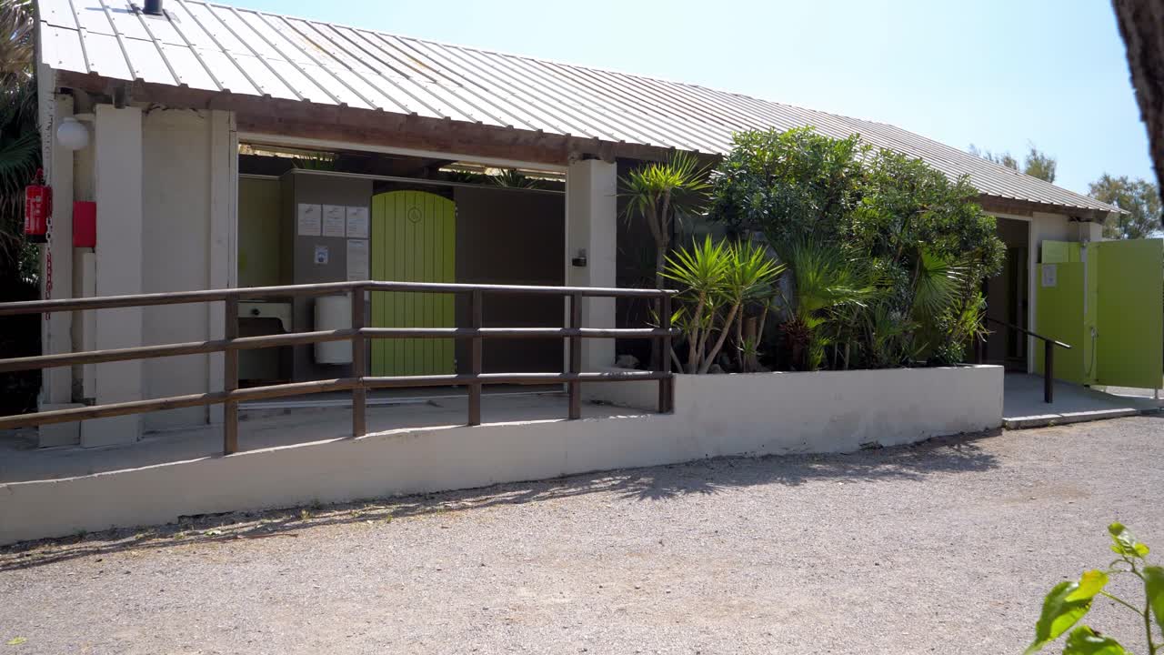 lugar de acampada en el sur de francia, habitaciones para vestirse y cambiarse de ropa, concepto de campamento y vacaciones