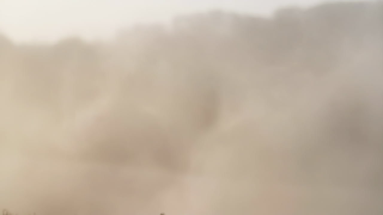 爆炸或拆卸後升起的巨大塵埃雲