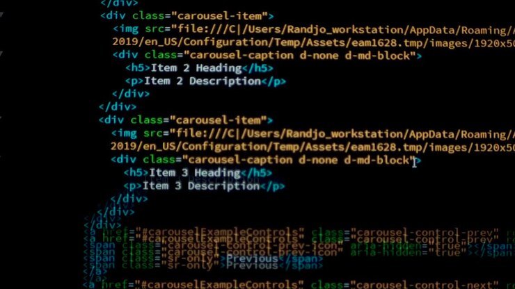 Разработчик просматривает HTML-код на экране компьютера