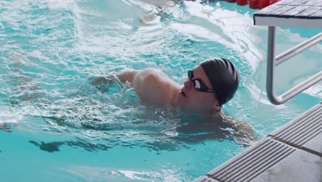 Swimmer-swimming-into-the-pool