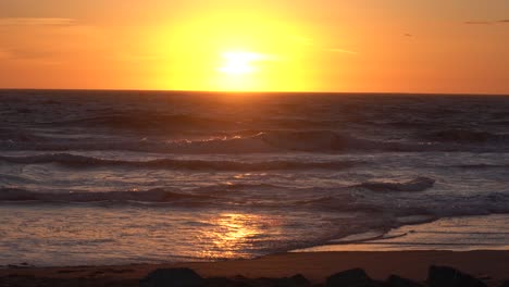 Paisaje-De-Playa-Al-Atardecer