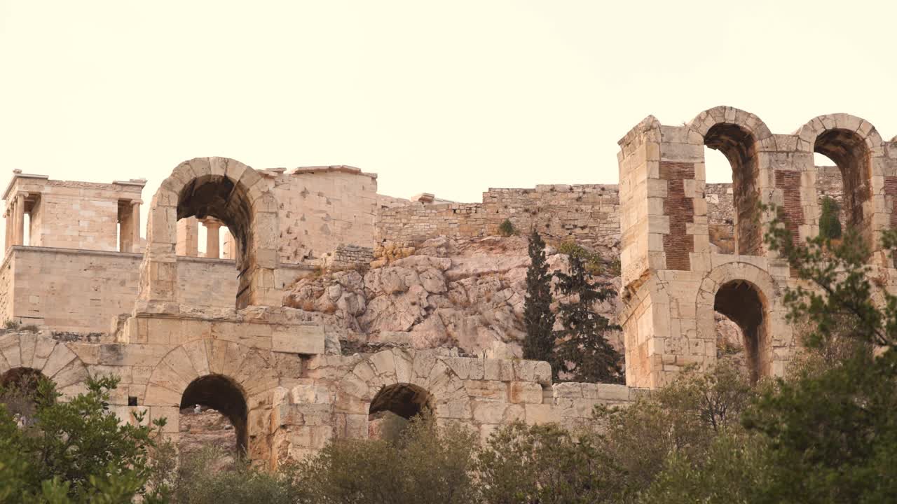 estructura de piedra en medio de vegetación y arquitectura antigua