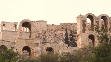 estructura de piedra en medio de vegetación y arquitectura antigua