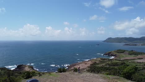 una vista aérea de un acantilado a lo largo del océano en una isla tropical