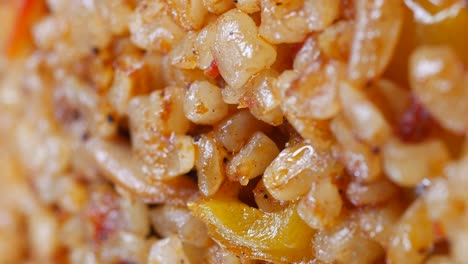 primer plano de pimientos rellenos con arroz