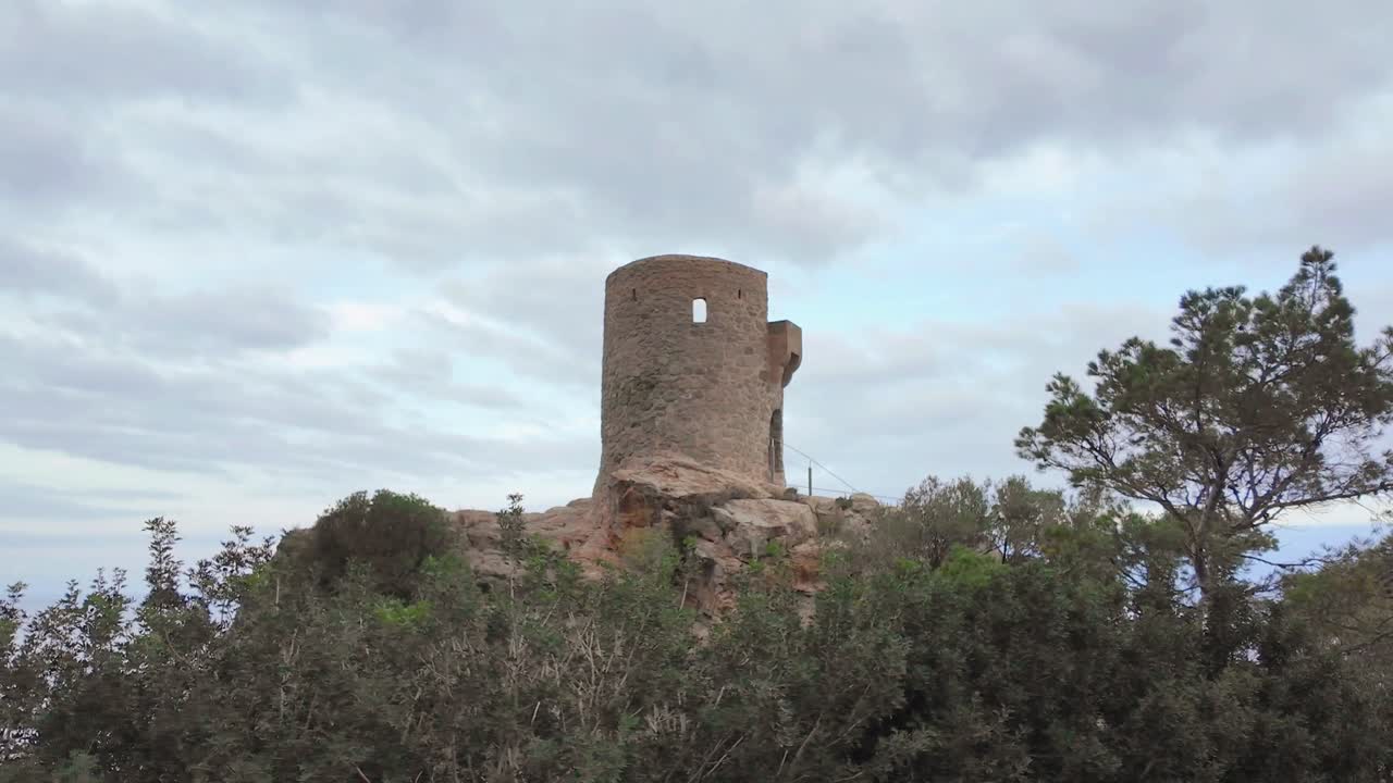 Antigua torre de vigilancia Torre del Verger con vistas al mar en Banyalbufar, Mallorca